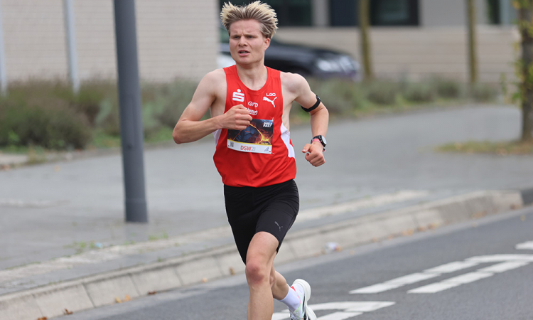 Lars Franken läuft beim Köln-Halbmarathon auf Platz sieben